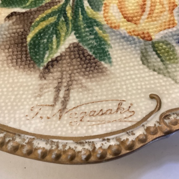 Porcelain bisque floral needlepoint plate - Picture 2 of 5